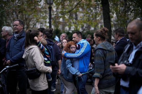 Mahnwache vor der Fraenkelufer-Synagoge in Berlin am 13. Oktober: Am Vorabend des Schabbats versammelten sich Hunderte Menschen, um den in der Synagoge abgehaltenen Gebetsgottesdienst vor möglichen Angriffen zu schützen und ihre Solidarität zu zeigen