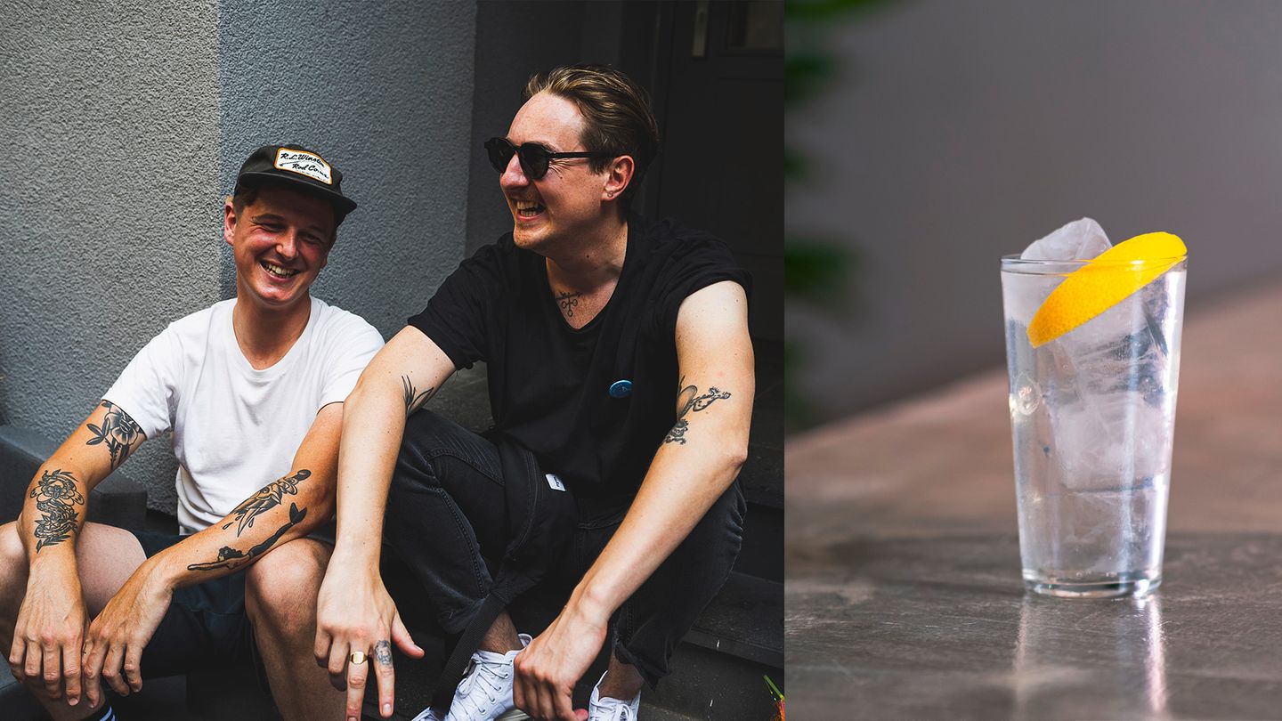 The World’s 50 Best Bars: Platz 29: Wax On in Berlin Inhaber Sam Orrock und Kreativdirektor Damien Guichard, die aus Großbritannien bzw. Frankreich stammen, haben eine Bar geschaffen, die schnell zu einer der besten in Deutschland wurde. Besondere Drinks: Go Apes, aus Rum, geklärtem Bananensaft, einem Kaffeedestillat und Soda, wird kristallklar serviert. Platz 29: Wax On in Berlin Inhaber Sam Orrock und Kreativdirektor Damien Guichard, die aus Großbritannien bzw. Frankreich stammen, haben eine Bar geschaffen, die schnell zu einer der besten in Deutschland wurde. Besondere Drinks: Go Apes, aus Rum, geklärtem Bananensaft, einem Kaffeedestillat und Soda, wird kristallklar serviert.