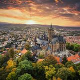 Mitten im Nationalpark Harz gelegen, ist die beschauliche Stadt Wernigerode in Sachsen-Anhalt das beliebteste Reiseziel der deutschen Wanderfans. Von dort aus können Wanderer zum Beispiel mit einer Dampflockbahn zum Brocken, dem höchsten Berg im Harz, fahren oder die Gegend auf einem der vielen Wanderwege erkunden. 