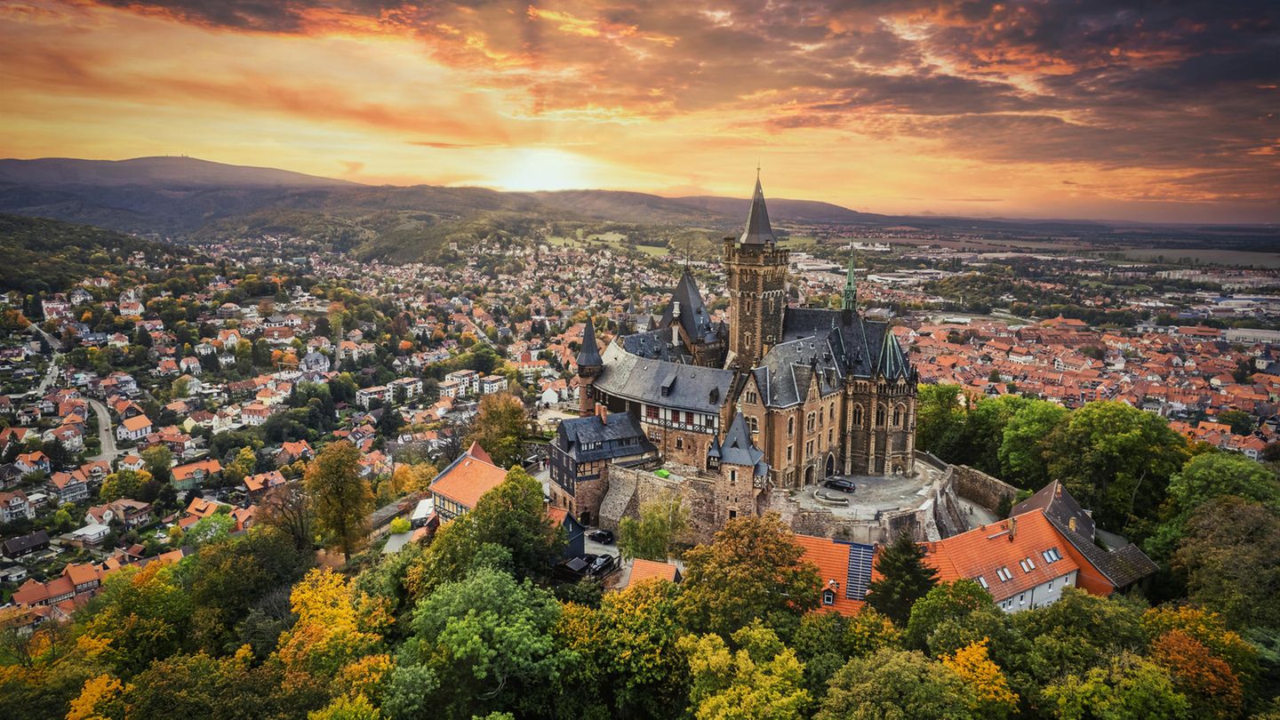Platz 1: Wernigerode, Sachsen-Anhalt Mitten im Nationalpark Harz gelegen, ist die beschauliche Stadt Wernigerode in Sachsen-Anhalt das beliebteste Reiseziel der deutschen Wanderfans. Von dort aus können Wanderer zum Beispiel mit einer Dampflockbahn zum Brocken, dem höchsten Berg im Harz, fahren oder die Gegend auf einem der vielen Wanderwege erkunden.