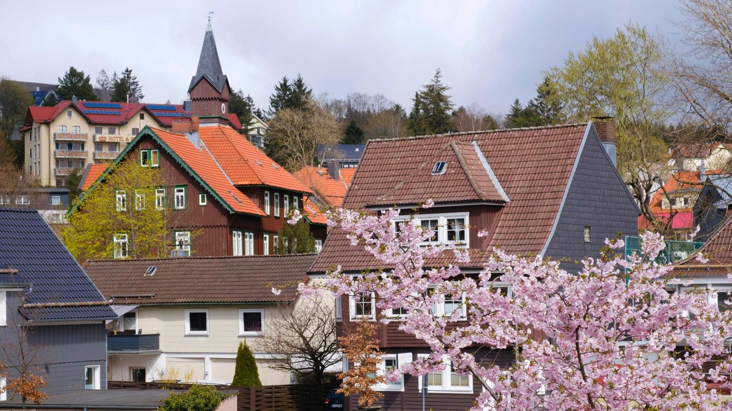 Platz 2: Braunlage, Niedersachsen Luftkurort und Wintersportmekka mitten in Niedersachsen – Braunlage gilt nicht umsonst auch als beliebtes Reiseziel für Wanderer. Die unmittelbare Nähe zum Nationalpark Harz macht das kleine Städtchen besonders attraktiv für alle, die zu Fuß die Natur aus bunten Wäldern, Wiesen und Bergen erkunden wollen. Im Winter verwandelt sich der Ort zum regelrechten Skiparadies.