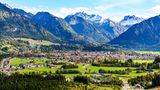 Die südlichste Gemeinde Deutschlands landet auf dem Siegertreppchen des Rankings. Das bayerische Oberstdorf im Allgäu bietet Zugang zu insgesamt 122 kilometerlangen Wanderwegen und gilt als beliebter Ausgangspunkt für Ausflüge in die bayerischen Alpen. Der anerkannte Kurort bietet dabei alles, was das Wandererherz begehrt: gemütliche Unterkünfte, kulinarische Erlebnisse und viel Natur. 