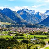 Die südlichste Gemeinde Deutschlands landet auf dem Siegertreppchen des Rankings. Das bayerische Oberstdorf im Allgäu bietet Zugang zu insgesamt 122 kilometerlangen Wanderwegen und gilt als beliebter Ausgangspunkt für Ausflüge in die bayerischen Alpen. Der anerkannte Kurort bietet dabei alles, was das Wandererherz begehrt: gemütliche Unterkünfte, kulinarische Erlebnisse und viel Natur. 