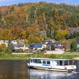 An den Ufern der Elbe liegt die Kleinstadt Bad Schandau. Der anerkannte Erholungsort in Sachsen bietet Übernachtungsmöglichkeiten für alle Wanderer, die Lust haben, den Nationalpark Sächsische Schweiz zu erkunden, der das Städtchen umgibt. Ganz egal, ob am Fluss entlang oder über den Malerweg durch die schroffe Felslandschaft – die Wanderregion hält viele Besonderheiten bereit. 