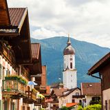 Garmisch-Partenkirchen ist vor allem für den Skitourismus bekannt. Im Winter strömen zahlreiche Wintersportler in den pulsierenden Alpenort, um sich auf die naheliegenden Pisten zu stürzen. Aber auch im Sommer und Herbst lohnt sich ein Urlaub in der Stadt. Zu den beliebtesten Wanderzielen in der Nähe zählt vor allem die Zugspitze – Deutschlands höchster Berg. 