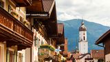 Garmisch-Partenkirchen ist vor allem für den Skitourismus bekannt. Im Winter strömen zahlreiche Wintersportler in den pulsierenden Alpenort, um sich auf die naheliegenden Pisten zu stürzen. Aber auch im Sommer und Herbst lohnt sich ein Urlaub in der Stadt. Zu den beliebtesten Wanderzielen in der Nähe zählt vor allem die Zugspitze – Deutschlands höchster Berg. 