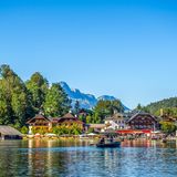 Allein das Ufer des glasklaren Königssees im Berchtesgadener Landes stellt die perfekte Kulisse für einen ausgiebigen Herbstspaziergang dar. Für längere Wanderungen durch die Berglandschaft eignet sich beispielsweise der Malerwinkel Rundweg rund um den See oder eine Tour auf die Kneifelspitze. 