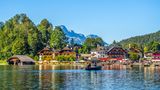 Allein das Ufer des glasklaren Königssees im Berchtesgadener Landes stellt die perfekte Kulisse für einen ausgiebigen Herbstspaziergang dar. Für längere Wanderungen durch die Berglandschaft eignet sich beispielsweise der Malerwinkel Rundweg rund um den See oder eine Tour auf die Kneifelspitze. 