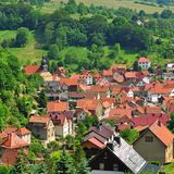 Am Rande des Thüringer Waldes liegt das beschauliche Örtchen Oberhof. Dort buchen Wanderer gerne ihre Unterkunft, um dann den rund 1000 Quadratkilometer großen Wald zu erkunden. In den Herbstferien gibt es vor Ort außerdem ein abwechslungsreiches Unterhaltungsprogramm für Kinder. 