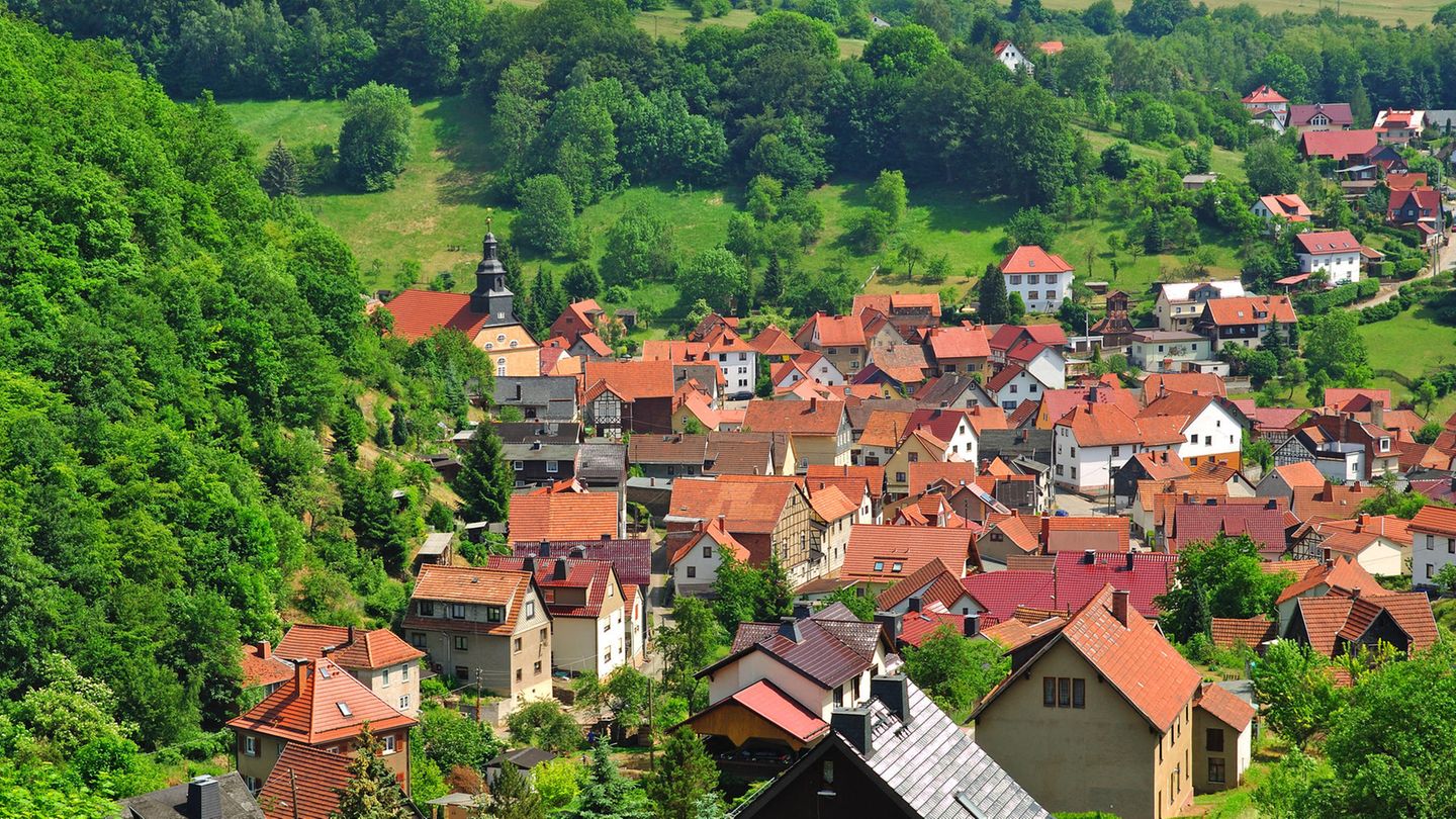 Am Rande des Thüringer Waldes liegt das beschauliche Örtchen Oberhof. Dort buchen Wanderer gerne ihre Unterkunft, um dann den rund 1000 Quadratkilometer großen Wald zu erkunden. In den Herbstferien gibt es vor Ort außerdem ein abwechslungsreiches Unterhaltungsprogramm für Kinder. 