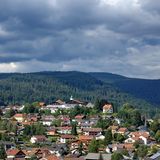 "Griaß di" heißt es für alle Wanderer, die es ins bayerische Bodenmais verschlägt. Der idyllische Ort liegt am Fuß des Silberbergs mitten im Bayerischen Wald und bietet dadurch den perfekten Ausgangspunkt für ausgiebige Touren durch die eindrucksvolle Berglandschaft. Die Möglichkeiten reichen von Klettersteigen über Familienwanderungen bis hin zu Wasserfalltouren. 