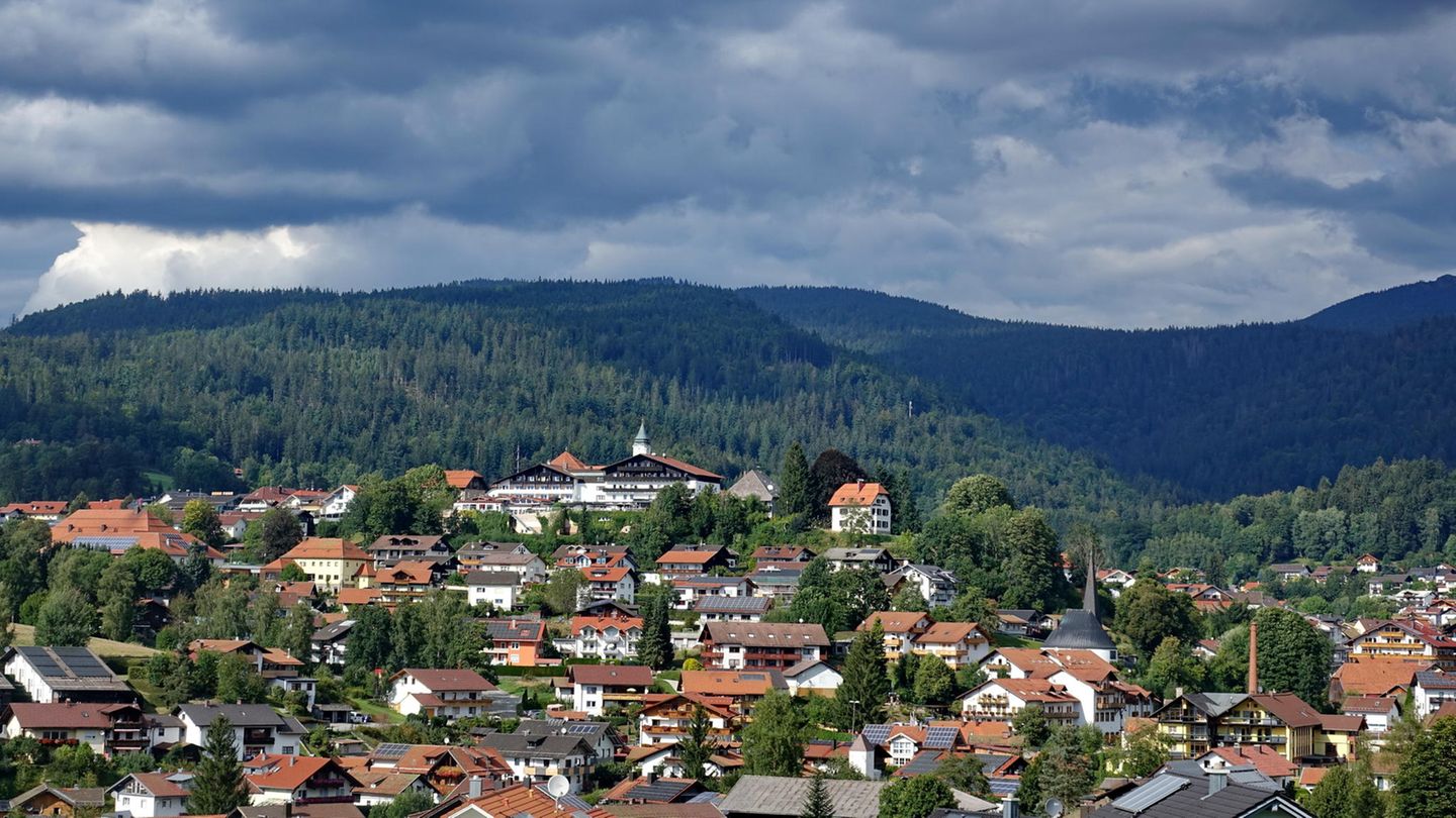 Platz 8: Bodenmais, Bayern "Griaß di" heißt es für alle Wanderer, die es ins bayerische Bodenmais verschlägt. Der idyllische Ort liegt am Fuß des Silberbergs mitten im Bayerischen Wald und bietet dadurch den perfekten Ausgangspunkt für ausgiebige Touren durch die eindrucksvolle Berglandschaft. Die Möglichkeiten reichen von Klettersteigen über Familienwanderungen bis hin zu Wasserfalltouren.