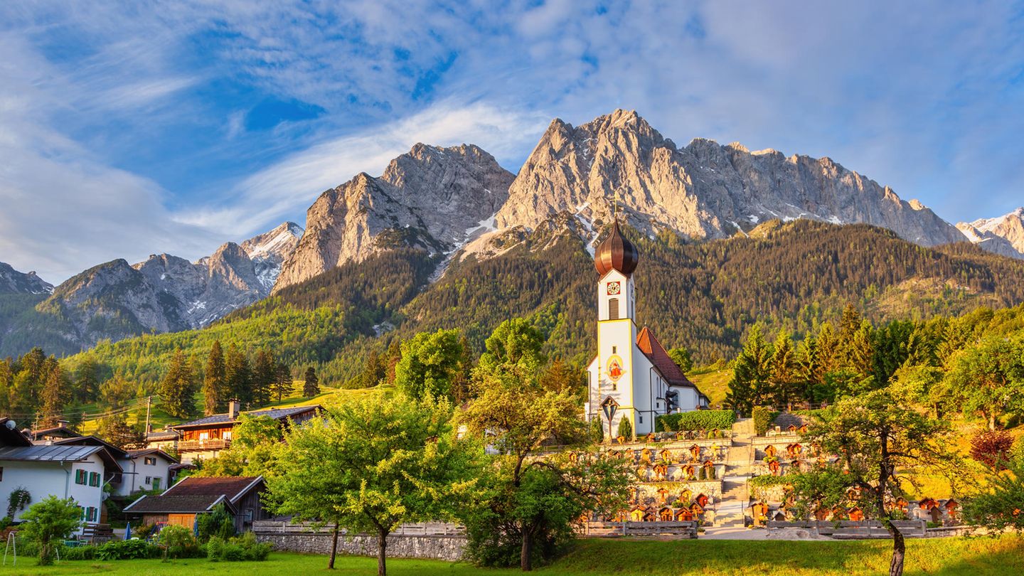 Platz 9: Grainau, Bayern Der letzte Halt der Bergbahn vor der Zugspitze ist das kleine Bergdorf Grainau. Dort übernachten Reisende, die möglichst nah an besonderen Wanderzielen wie dem höchsten Berg Deutschlands, der Höhentalklamm oder dem Eibsee schlafen und die frische Bergluft auch am Abend genießen wollen.