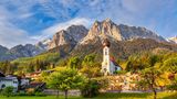 Der letzte Halt der Bergbahn vor der Zugspitze ist das kleine Bergdorf Grainau. Dort übernachten Reisende, die möglichst nah an besonderen Wanderzielen wie dem höchsten Berg Deutschlands, der Höhentalklamm oder dem Eibsee schlafen und die frische Bergluft auch am Abend genießen wollen. 