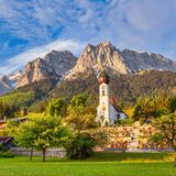 Der letzte Halt der Bergbahn vor der Zugspitze ist das kleine Bergdorf Grainau. Dort übernachten Reisende, die möglichst nah an besonderen Wanderzielen wie dem höchsten Berg Deutschlands, der Höhentalklamm oder dem Eibsee schlafen und die frische Bergluft auch am Abend genießen wollen. 