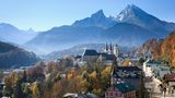 Wandern mit Blick auf den Watzmann, das wünschen sich viele Übernachtungsgäste in Berchtesgaden. Auf drei Rundwegen, dem Höhenweg, dem Gipfelweg und dem Talweg, können Reisende ihre Wanderlust stillen und die Landschaft zwischen idyllischen Wäldern und schroffen Bergen entdecken. 