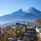 Wandern mit Blick auf den Watzmann, das wünschen sich viele Übernachtungsgäste in Berchtesgaden. Auf drei Rundwegen, dem Höhenweg, dem Gipfelweg und dem Talweg, können Reisende ihre Wanderlust stillen und die Landschaft zwischen idyllischen Wäldern und schroffen Bergen entdecken. 