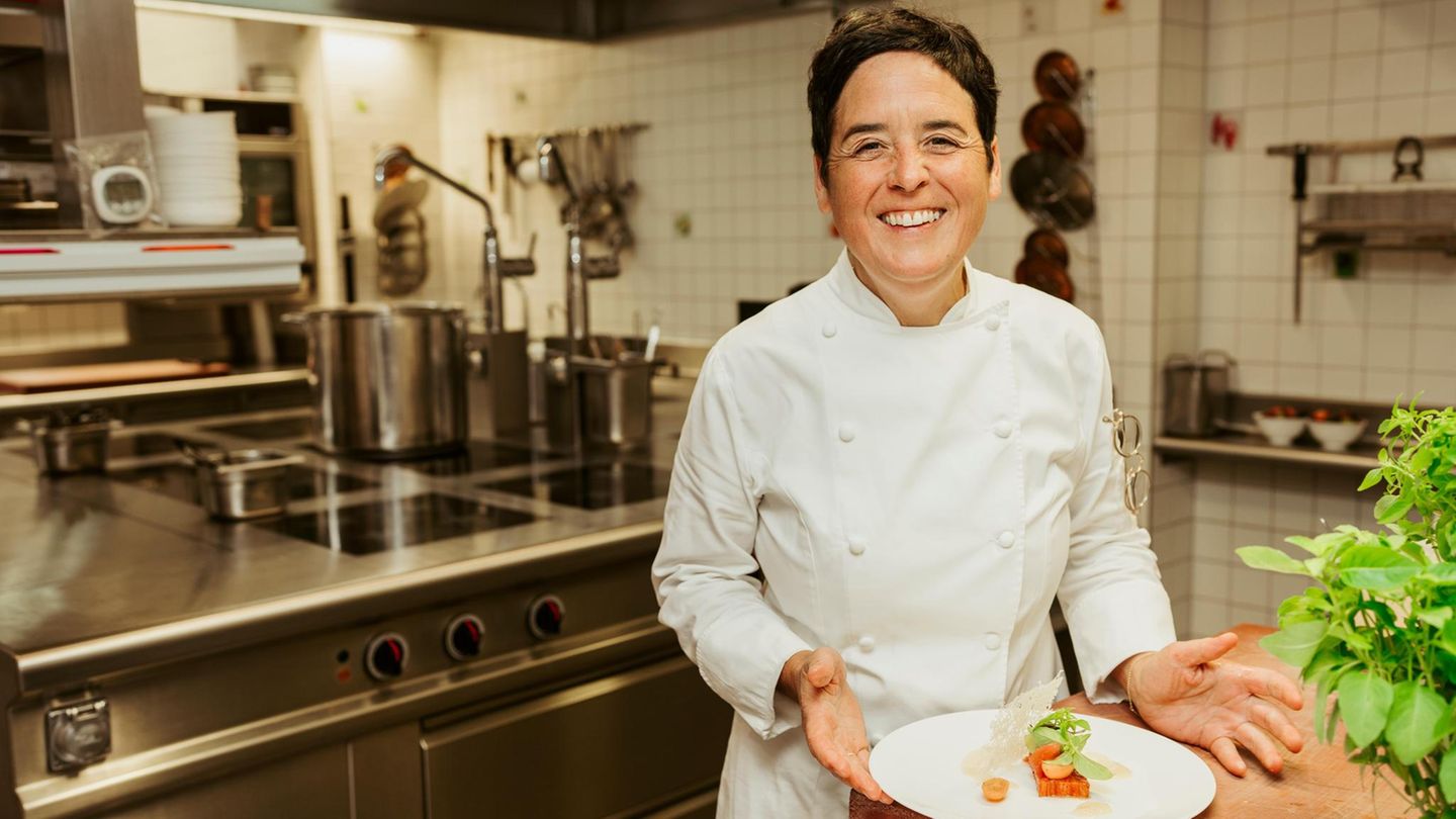 Douce Steiner, Köchin des Jahres 2023, mit Teller und einem Teil des Hauptgangs "meli – melo von Tomatenaromen"