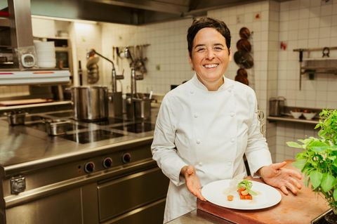 Douce Steiner, Köchin des Jahres 2023, mit Teller und einem Teil des Hauptgangs "meli – melo von Tomatenaromen"