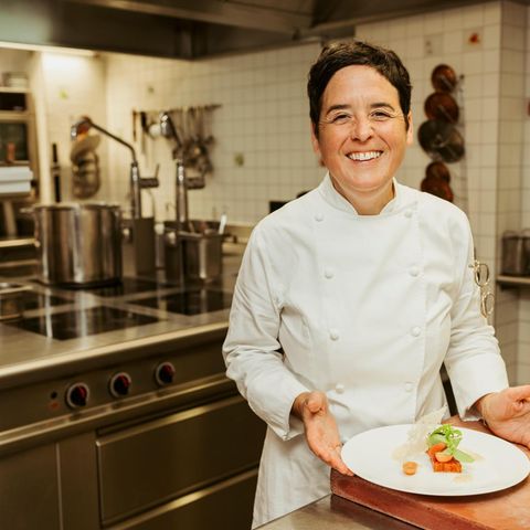 Douce Steiner, Köchin des Jahres 2023, mit Teller und einem Teil des Hauptgangs "meli – melo von Tomatenaromen"
