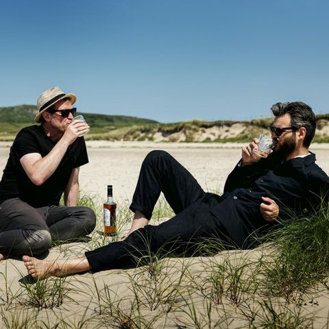 stern-Reporter Herrmann und Kumpel trinken in Machir Bay Whisky