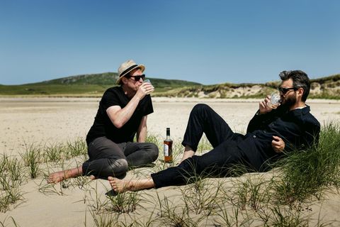 stern-Reporter Herrmann und Kumpel trinken in Machir Bay Whisky