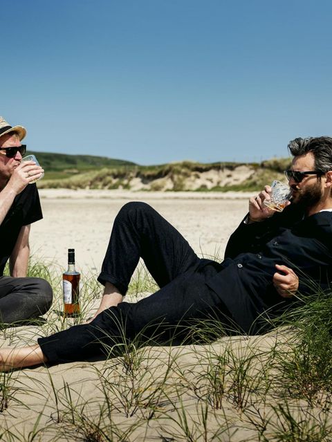 stern-Reporter Herrmann und Kumpel trinken in Machir Bay Whisky