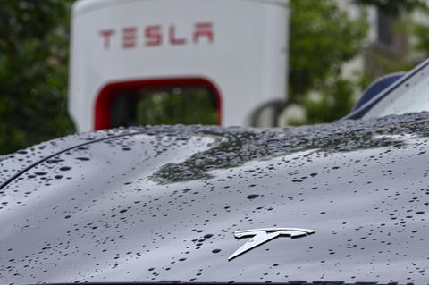 Tesla im Regen