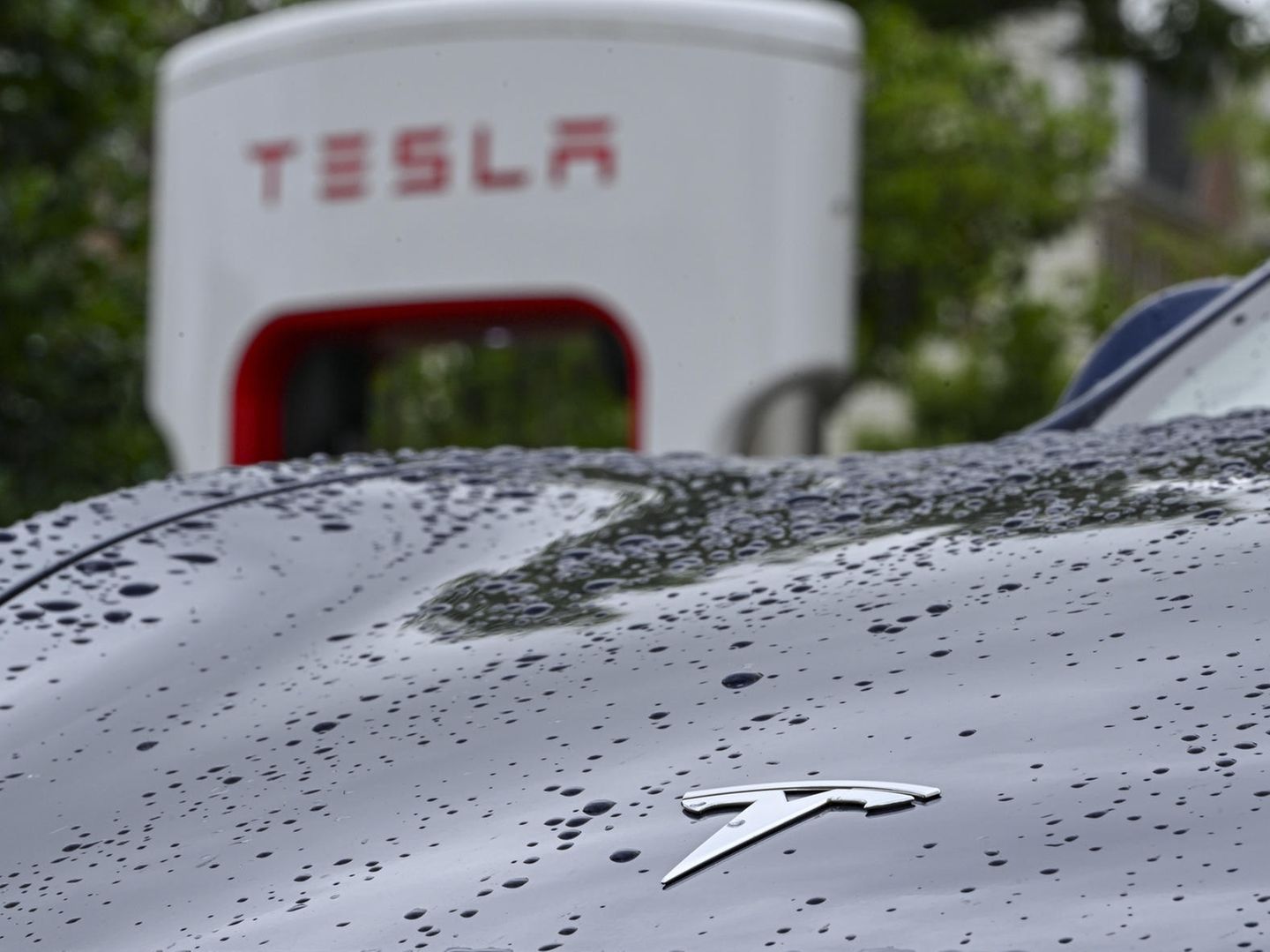 Tesla stand im Regen und ging kaputt – Paar soll 20.000 Euro