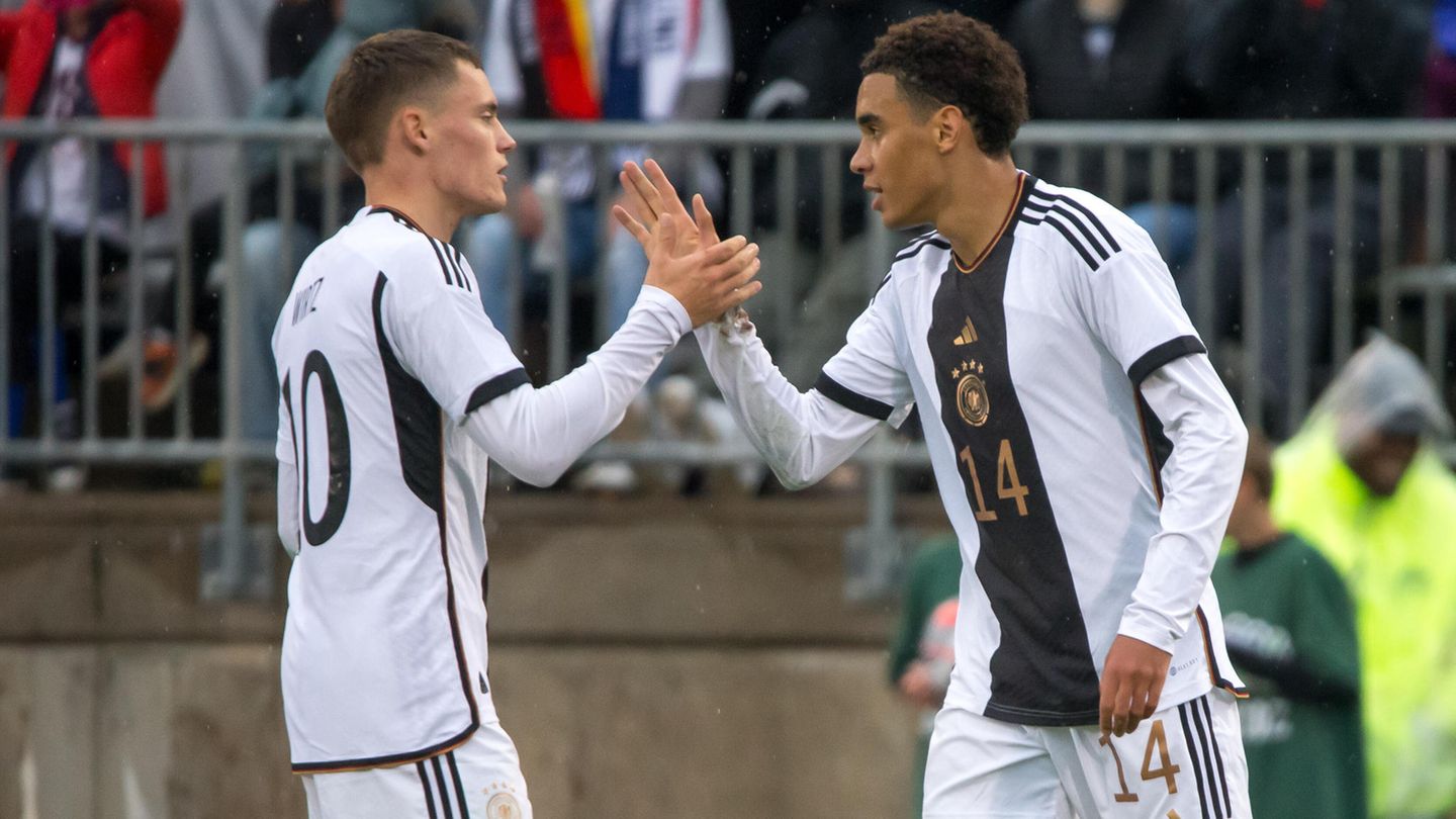 Florian Wirtz und Jamal Musiala klatschen im Trikot der Nationalmannschaft ab