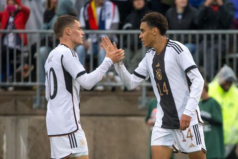 Florian Wirtz und Jamal Musiala klatschen im Trikot der Nationalmannschaft ab