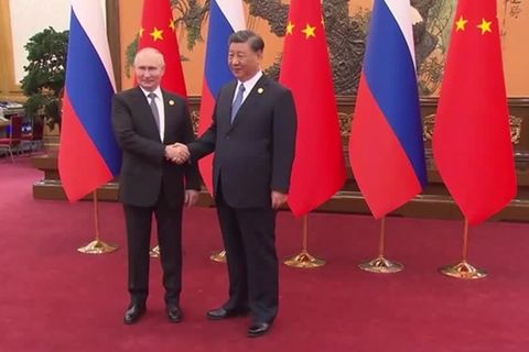 Video: Xi und Putin bekräftigen bei Treffen in Peking Zusammenarbeit