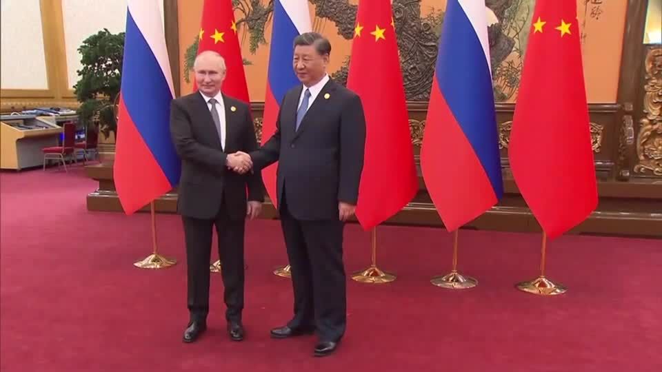 Video: Xi und Putin bekräftigen bei Treffen in Peking Zusammenarbeit Video: Xi und Putin bekräftigen bei Treffen in Peking Zusammenarbeit