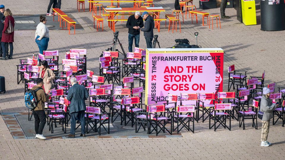 Stühle stehen auf dem Gelände der Frankfurter Buchmesse