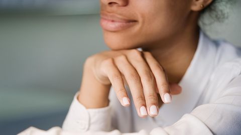 Neonail Andwendung: Eine Frau hält ihre manikürten Fingernägel in die Kamera.