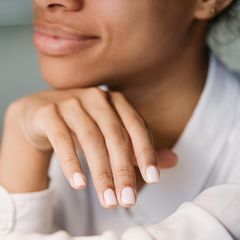 Neonail Andwendung: Eine Frau hält ihre manikürten Fingernägel in die Kamera.