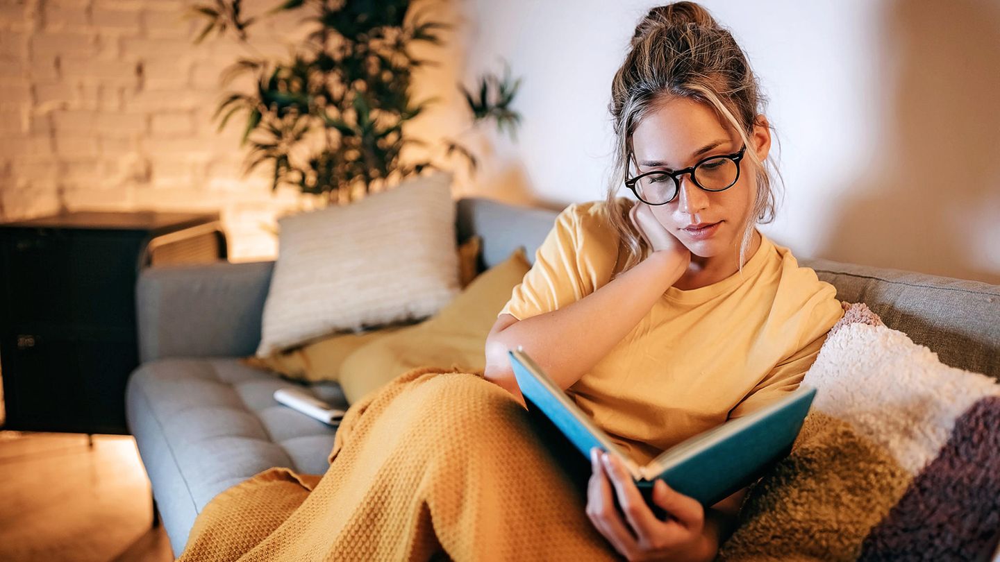 25 der beliebtesten Bücher aller Zeiten bei Amazon.de  Eine Frau liest auf dem Sofa ein Buch