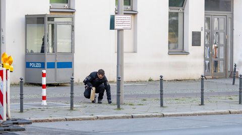 Polizeibeamter vor der Synagoge in Berlin, die Ziel eines Brandanschlags war