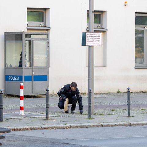 Polizeibeamter vor der Synagoge in Berlin, die Ziel eines Brandanschlags war