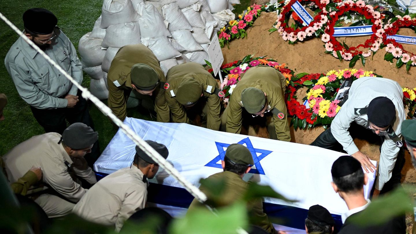 Auf dem Friedhof am Mount Herzel legen israelische Soldaten einen Gefallenen zu Grabe.
