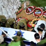 Auf dem Friedhof am Mount Herzel legen israelische Soldaten einen Gefallenen zu Grabe.
