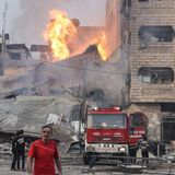 Die Feuerwehr in Gaza löscht ein getroffenes Gebäude. Bei dem israelischen Angriff sollen mindestens 30 Menschen getötet worden sein