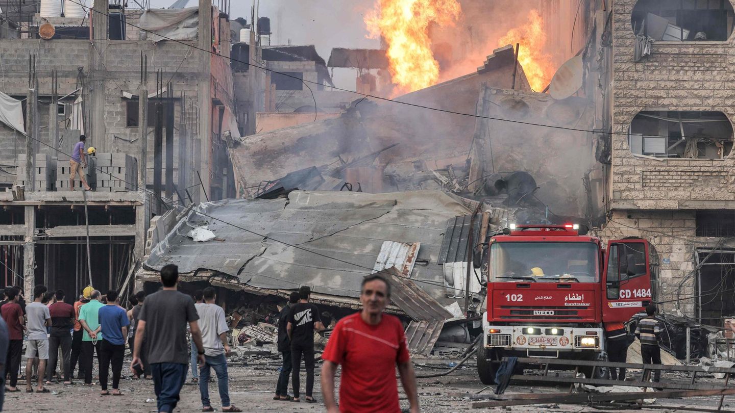 Die Feuerwehr in Gaza löscht ein getroffenes Gebäude. Bei dem israelischen Angriff sollen mindestens 30 Menschen getötet worden sein