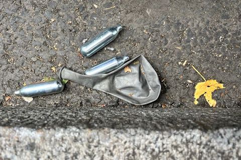 Lachgas-Patronen und ein Luftballon