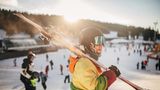 "Im Nightjet zum Schnee" heißt es in diesem Winter wieder in vielen Skiregionen Österreichs. Weil das Angebot im letzten Jahr gut angenommen wurde, bauen die Österreichischen Bundesbahnen (ÖBB), der Fachverband der österreichischen Seilbahnen und die Tirol Werbung die Nachtzugverbindungen in Wintersportgebiete in diesem Jahr noch weiter aus. Mit einem speziellen Kombiticket können Wintersportler die An- und Abreise mit dem Nachtzug dann wieder zusammen mit einem Skipass und der Übernachtung am Reiseziel buchen. Das Angebot gilt in der kommenden Saison für folgende Skiregionen: Ferienregion TirolWest – Genussberg Venet, PillerseeTal/Kitzbüheler Alpen – Bergbahn Fieberbrunn, Silvapark Galtür, St. Johann in Tirol, Stuhleck, Schladming, St. Anton am Arlberg, Lech, Zürs und Stuben am Arlberg, Skiwelt Wilder Kaiser - Brixental, Zillertal, Kitzbühel, Alpbachtal-Wildschönau, Lienz-Osttirol, Gastein, Snow Space Salzburg, Mühlbach am Hochkönig und Zell am See-Kaprun.