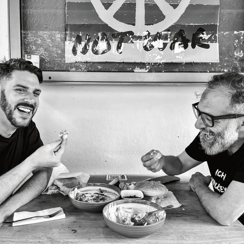 Oz Ben David (links) und Jalil Dabit verbindet eine enge Freundschaft – und die Liebe zu Hummus