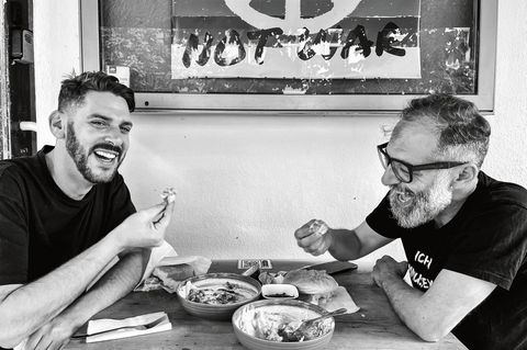 Oz Ben David (links) und Jalil Dabit verbindet eine enge Freundschaft – und die Liebe zu Hummus