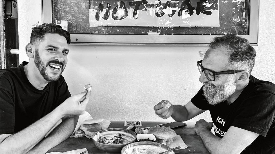 Oz Ben David (links) und Jalil Dabit verbindet eine enge Freundschaft – und die Liebe zu Hummus