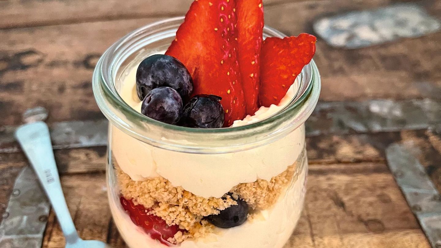 Labaneh-Cheesecake      Für 4 Personen  Zutaten:  Für die Creme:  200 g Joghurt (mindestens 4 % Fett), 1⁄2 TL Vanilleextrakt Abrieb von 1⁄2 Bio-Zitrone, 60 g Puderzucker, 375 ml sehr kalte Sahne  Für die Streusel:  70g Meh,l 70 g brauner Zucker, 50 g Tahini, 1 Prise Salz  Zum Garnieren: frische Beeren (nach Belieben)      Zubereitung:  » Zuerst die Creme zubereiten. Dazu Joghurt, Vanilleextrakt, Zitronen- abrieb und Puderzucker in der Küchenmaschine oder mit dem Handmixer zu einer homogenen Masse verrühren. Anschließend auf niedriger Stufe nach und nach die Sahne hineingießen und rühren, bis alles gut miteinander verbunden ist. In Gläser oder Dessertschalen füllen und mindestens 5 Stunden kühl stellen.  » Für die Streusel den Backofen auf 170 °C vorheizen. Ein Blech mit Backpapier auslegen. Das Mehl mit dem Zucker in eine Schüssel geben. Dann Tahini und Salz zugeben und mit den Händen zu Streuseln verkneten. Diese gleichmäßig auf dem Blech verteilen und in 10–12 Minuten goldbraun backen. Herausnehmen und abkühlen lassen.  » Zum Servieren die Creme mit den Streuseln garnieren und nach Belieben mit frischen Beeren bestreuen. Wer möchte, kann Creme und Streusel auch abwechselnd in Gläser schichten.