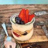 Labaneh-Cheesecake      Für 4 Personen  Zutaten:  Für die Creme:  200 g Joghurt (mindestens 4 % Fett), 1⁄2 TL Vanilleextrakt Abrieb von 1⁄2 Bio-Zitrone, 60 g Puderzucker, 375 ml sehr kalte Sahne  Für die Streusel:  70g Meh,l 70 g brauner Zucker, 50 g Tahini, 1 Prise Salz  Zum Garnieren: frische Beeren (nach Belieben)      Zubereitung:  » Zuerst die Creme zubereiten. Dazu Joghurt, Vanilleextrakt, Zitronen- abrieb und Puderzucker in der Küchenmaschine oder mit dem Handmixer zu einer homogenen Masse verrühren. Anschließend auf niedriger Stufe nach und nach die Sahne hineingießen und rühren, bis alles gut miteinander verbunden ist. In Gläser oder Dessertschalen füllen und mindestens 5 Stunden kühl stellen.  » Für die Streusel den Backofen auf 170 °C vorheizen. Ein Blech mit Backpapier auslegen. Das Mehl mit dem Zucker in eine Schüssel geben. Dann Tahini und Salz zugeben und mit den Händen zu Streuseln verkneten. Diese gleichmäßig auf dem Blech verteilen und in 10–12 Minuten goldbraun backen. Herausnehmen und abkühlen lassen.  » Zum Servieren die Creme mit den Streuseln garnieren und nach Belieben mit frischen Beeren bestreuen. Wer möchte, kann Creme und Streusel auch abwechselnd in Gläser schichten.